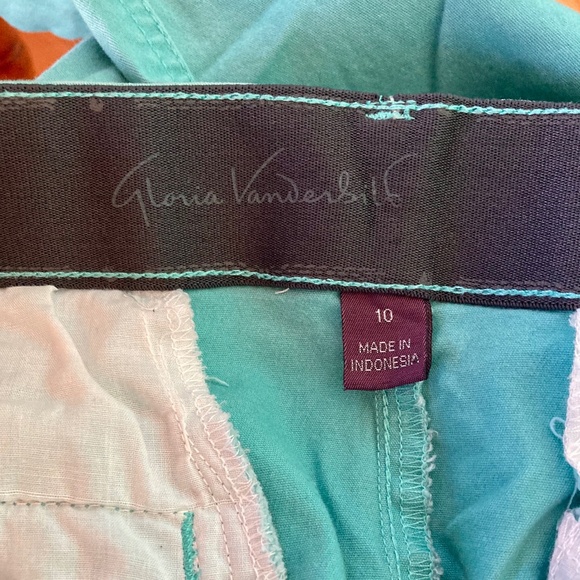 Women’s size 10 Gloria Vanderbilt gently used blue capri pants with elastic - Picture 3 of 6